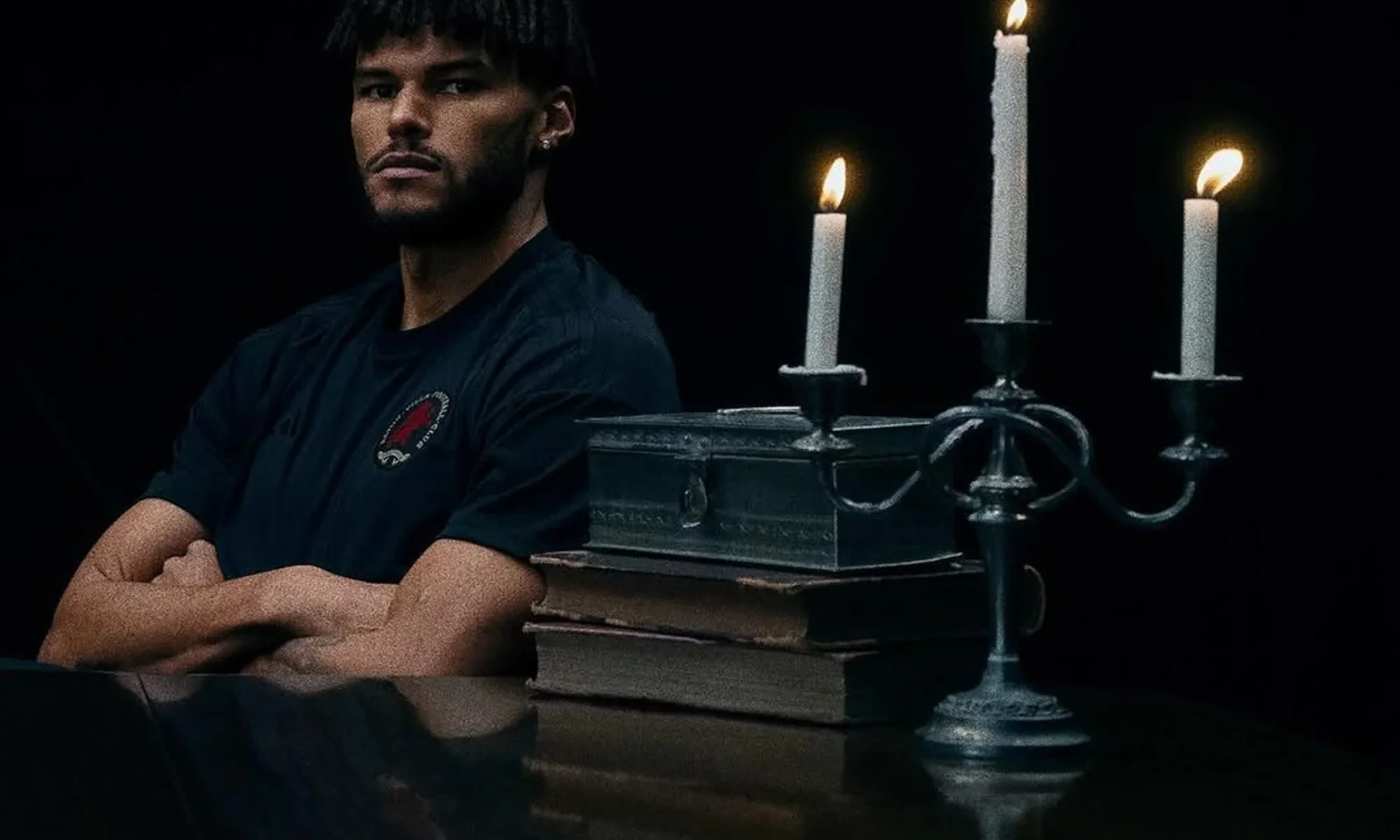 Aston Villa lanza una camiseta negra para celebrar su 150 aniversario