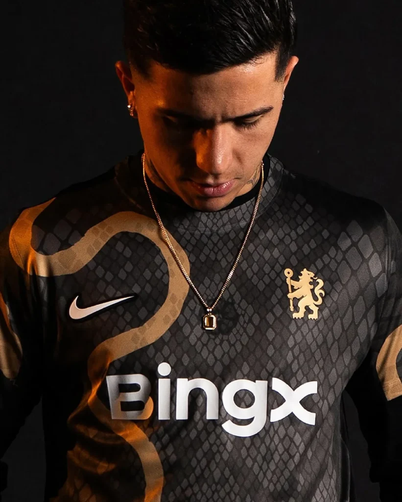 La camiseta de calentamiento del Chelsea 2025 se inspira en la serpiente
