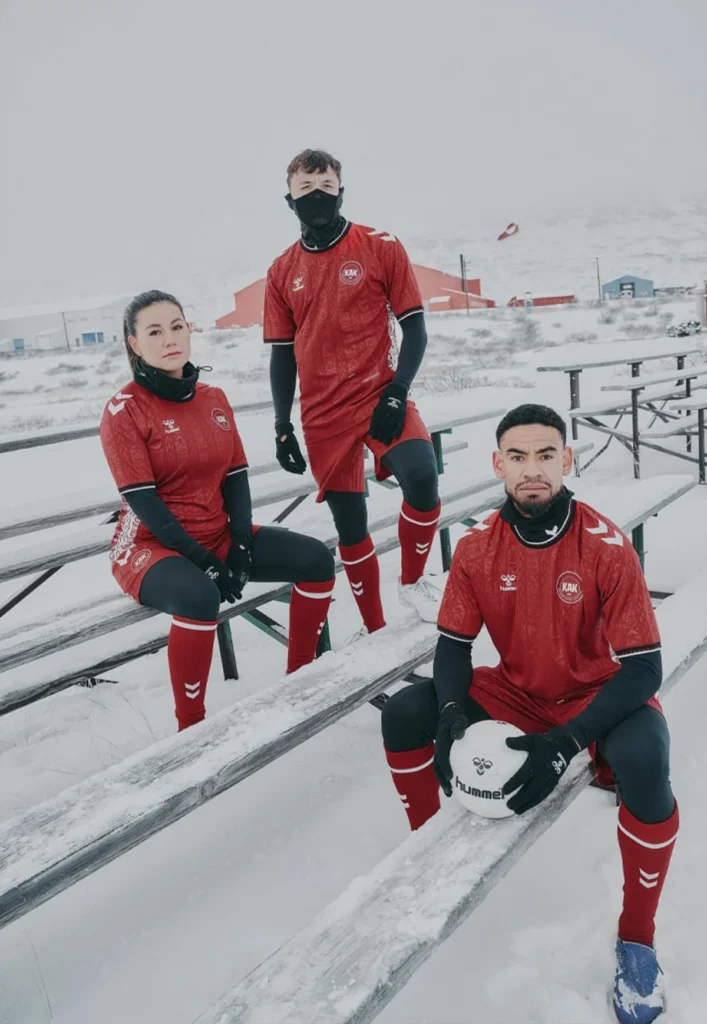 Hummel viste a Groenlandia: así son las camisetas 2025-2026 de la selección ártica