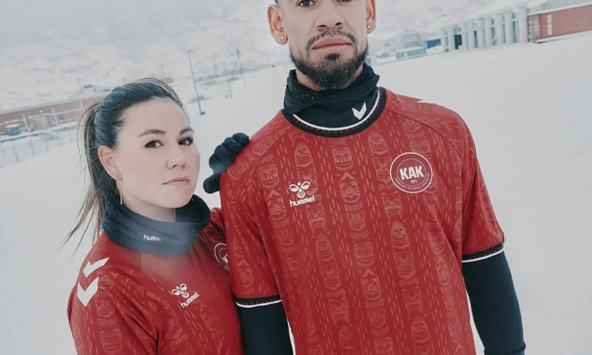 Hummel viste a Groenlandia: así son las camisetas 2025-2026 de la selección ártica