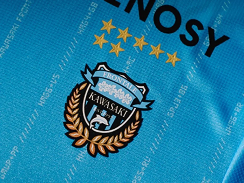 Las camisetas del Kawasaki Frontale 2025 de Puma llevan el lema «Kawasaki Based»
