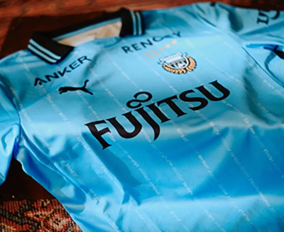 Las camisetas del Kawasaki Frontale 2025 de Puma llevan el lema «Kawasaki Based»
