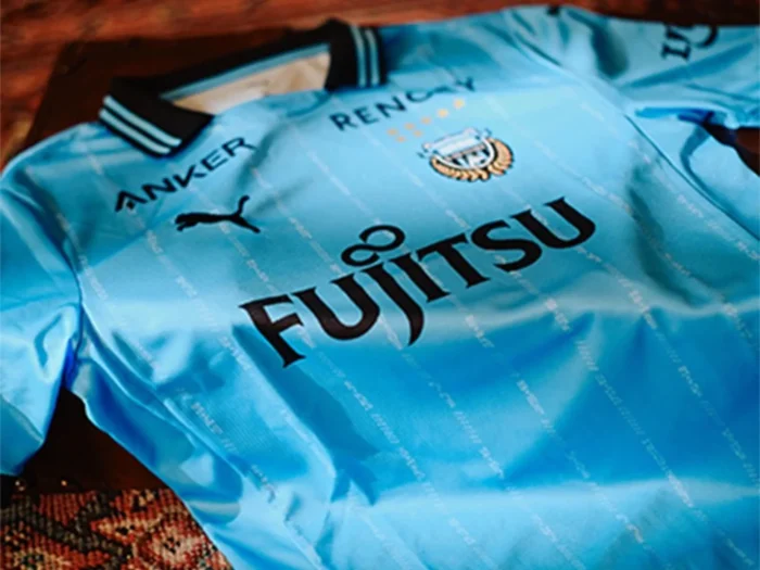 Las camisetas del Kawasaki Frontale 2025 de Puma llevan el lema «Kawasaki Based»