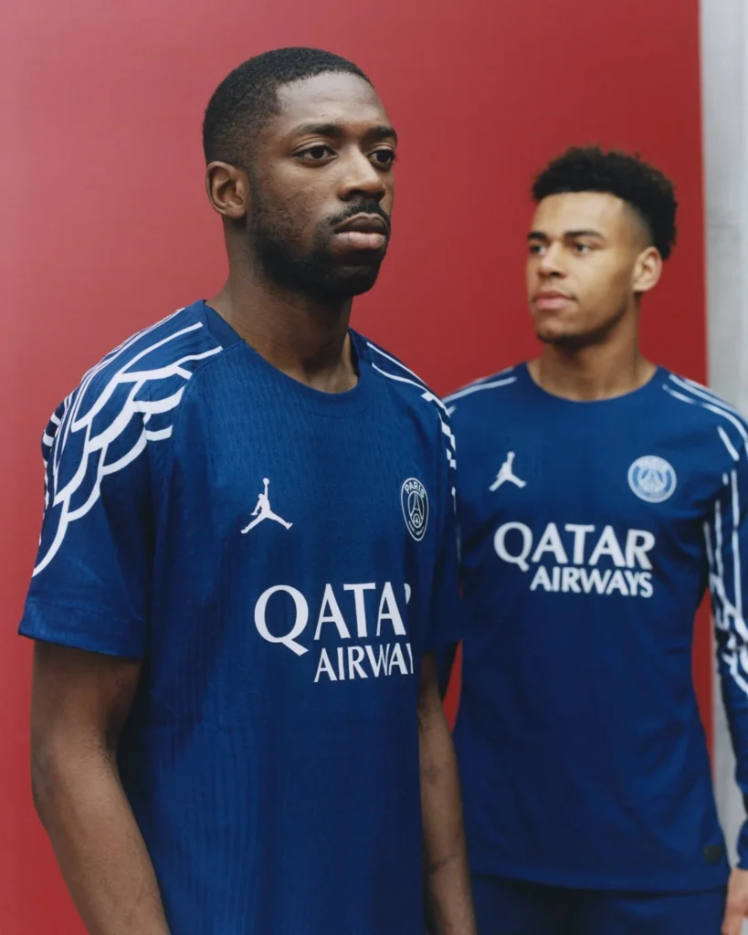 La cuarta camiseta del PSG 2024-2025 es azul y con alas, un guiño a Jordan Brand