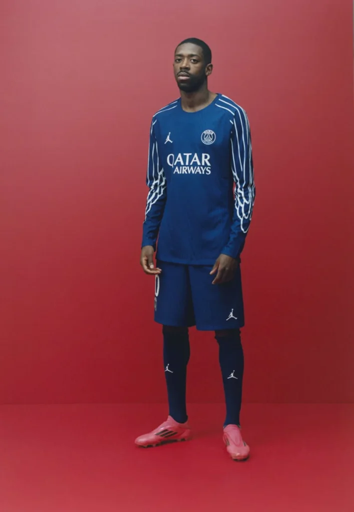 La cuarta camiseta del PSG 2024-2025 es azul y con alas, un guiño a Jordan Brand