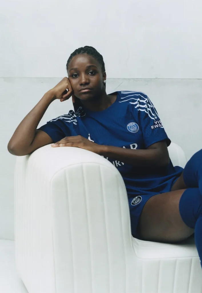 La cuarta camiseta del PSG 2024-2025 es azul y con alas, un guiño a Jordan Brand