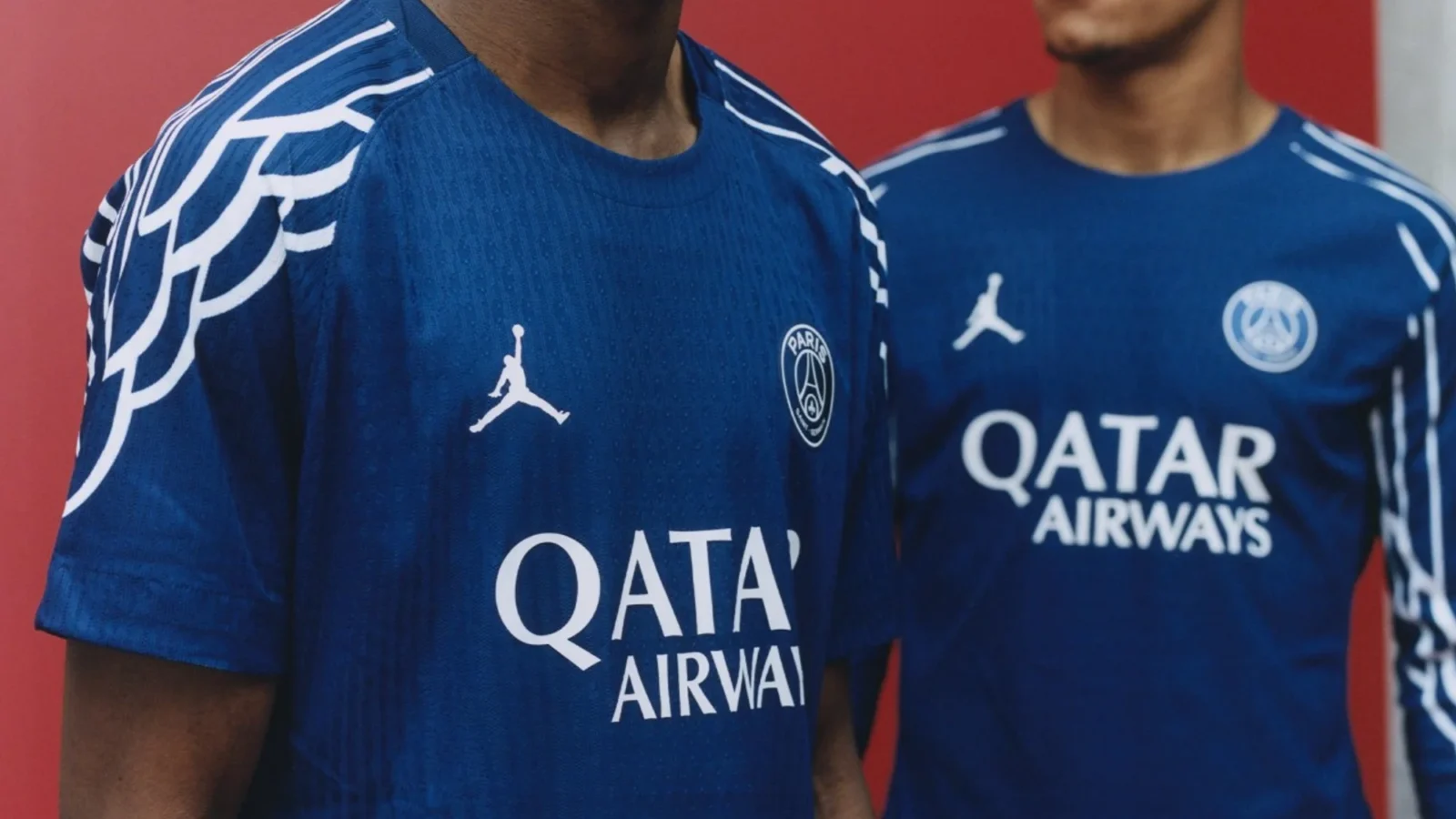 La cuarta camiseta del PSG 2024-2025 es azul y con alas, un guiño a Jordan Brand