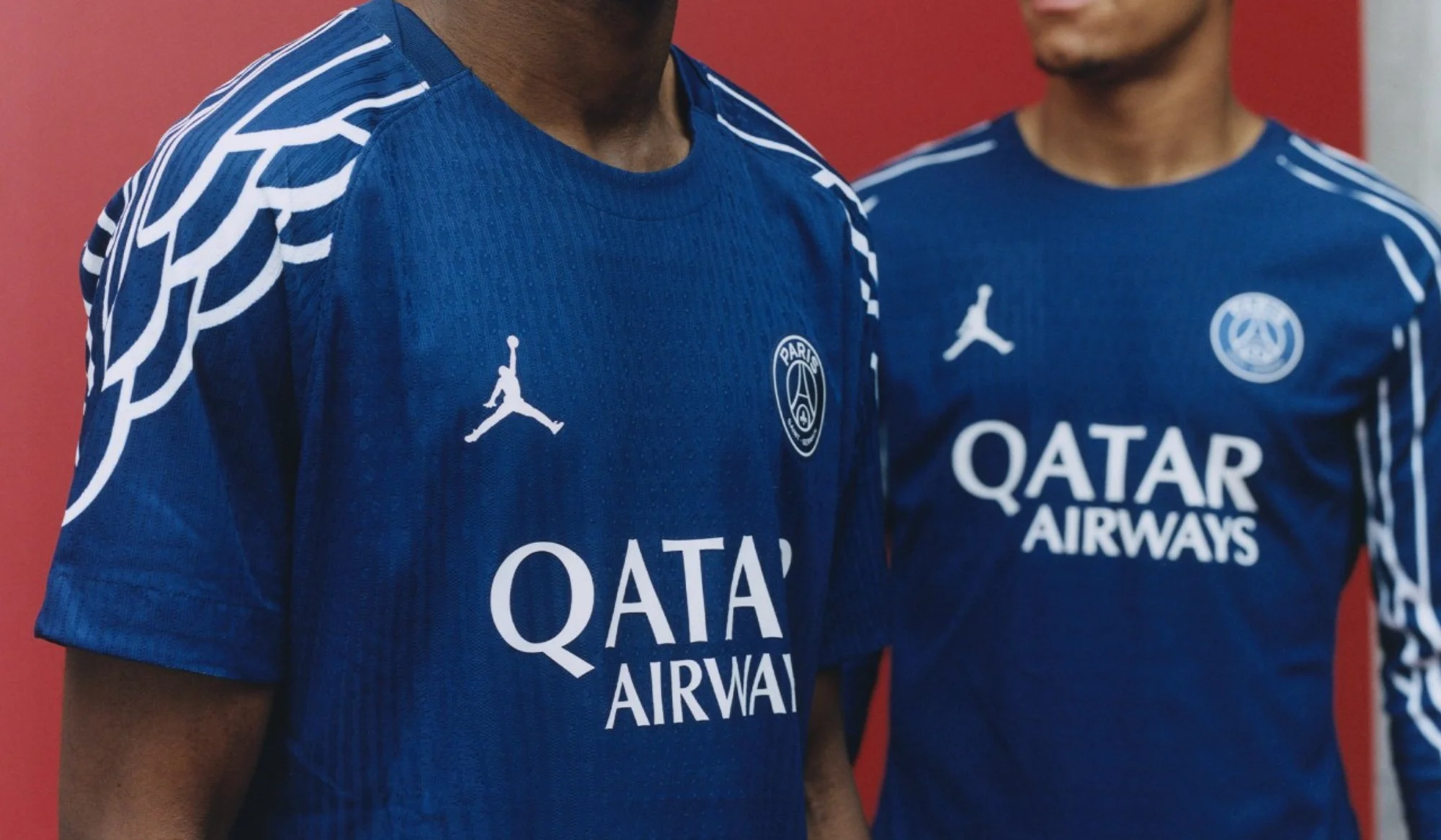 La cuarta camiseta del PSG 2024-2025 es azul y con alas, un guiño a Jordan Brand