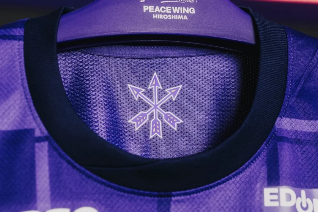 Las camisetas del Sanfrecce Hiroshima 2025 de Nike: tartán morado y memoria de los tranvías