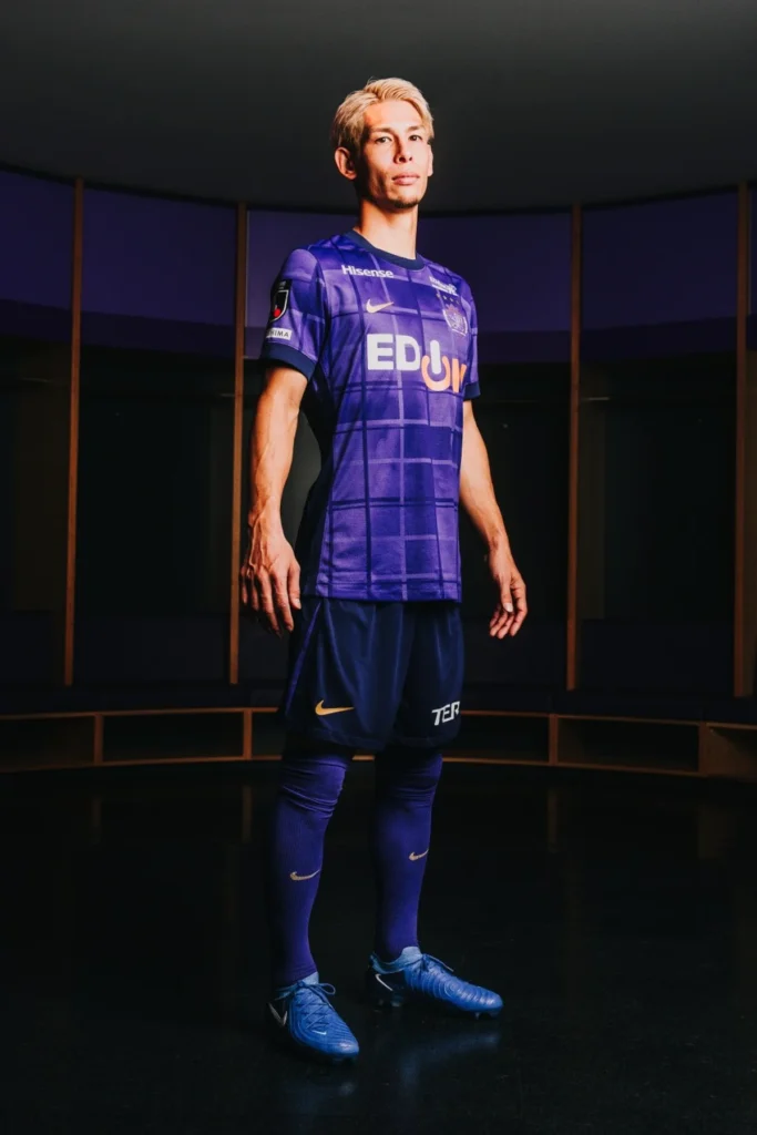 Las camisetas del Sanfrecce Hiroshima 2025 de Nike: tartán morado y memoria de los tranvías