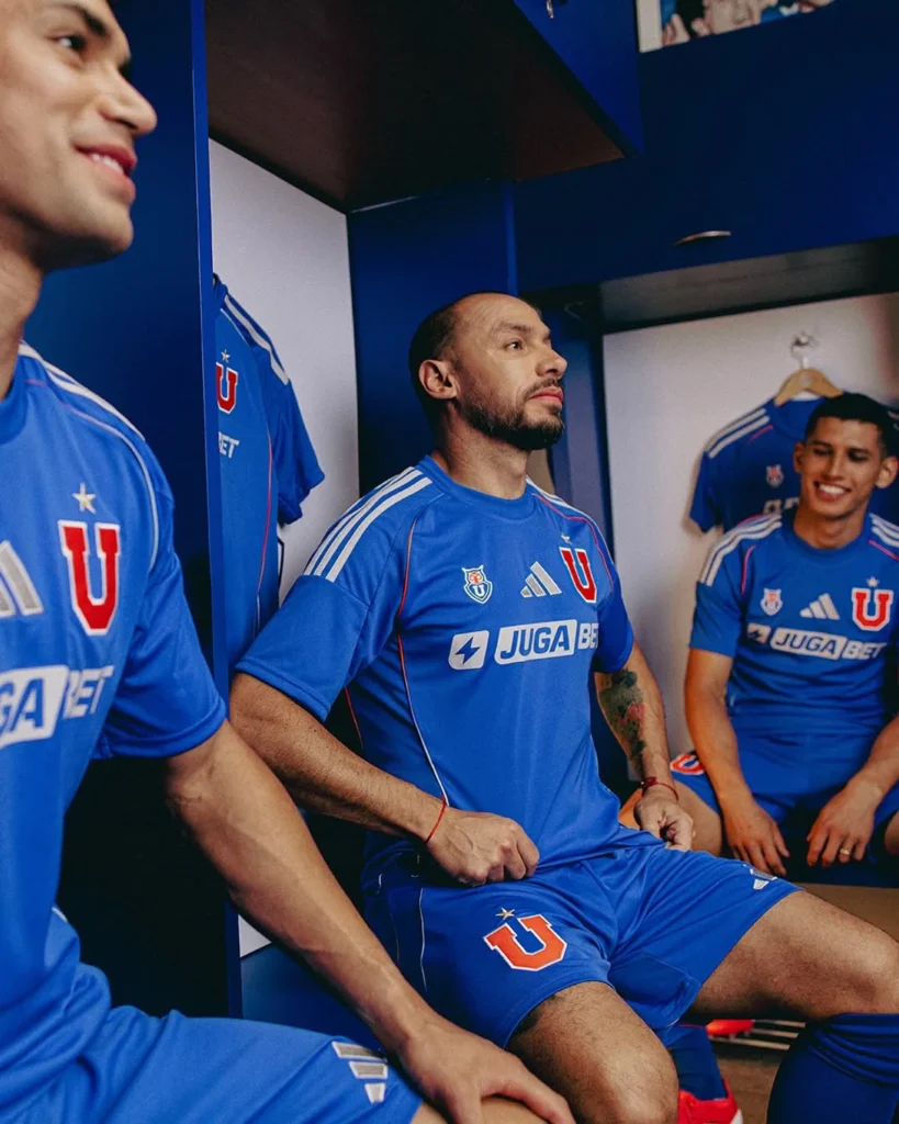 Las camisetas de la Universidad de Chile 2025 estrenan la nueva plantilla de adidas