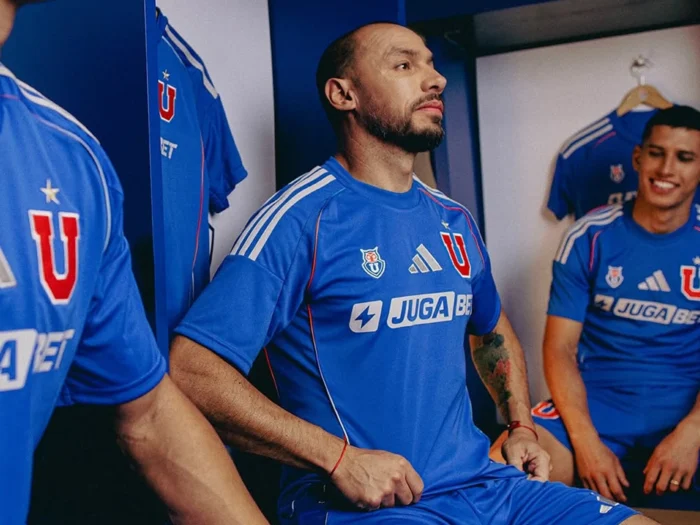 Las camisetas de la Universidad de Chile 2025 estrenan la nueva plantilla de adidas