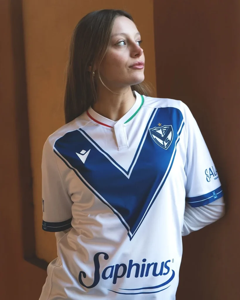 Macron estrena su ciclo con las camisetas de Vélez Sarsfield 2025