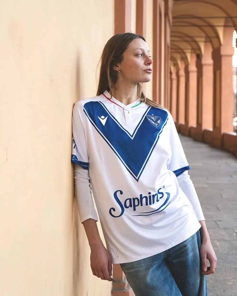 Macron estrena su ciclo con las camisetas de Vélez Sarsfield 2025