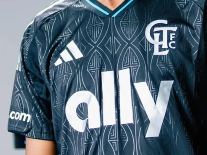 Charlotte FC corona su nueva camiseta visitante negra para 2025-2026