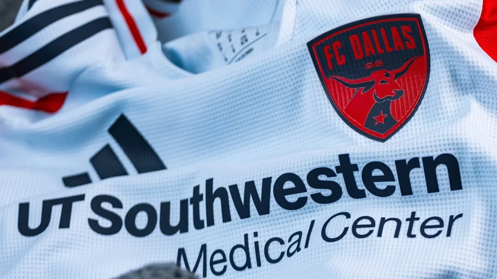 La camiseta visitante del FC Dallas 2025-2026 rinde homenaje a sus primeros aficionados