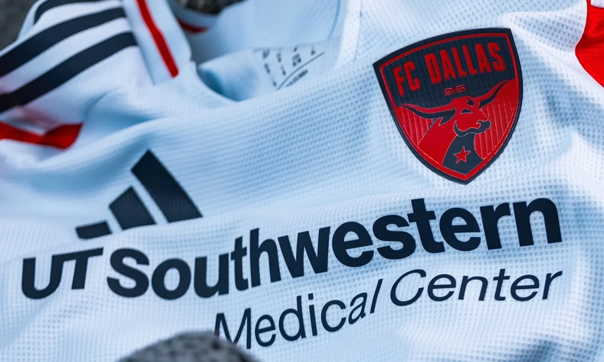 La camiseta visitante del FC Dallas 2025-2026 rinde homenaje a sus primeros aficionados