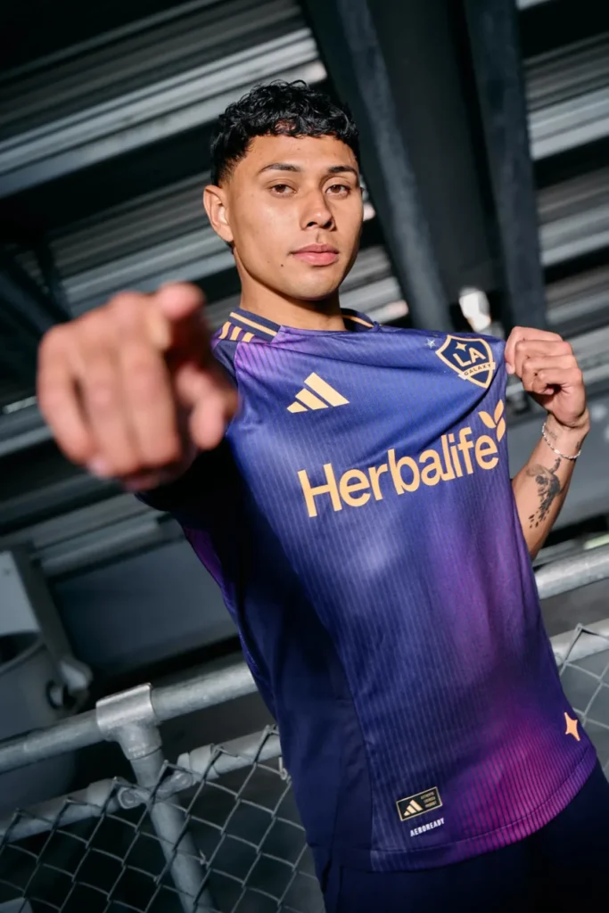 La camiseta visitante del LA Galaxy 2025-2026 captura el amanecer de Los Ángeles
