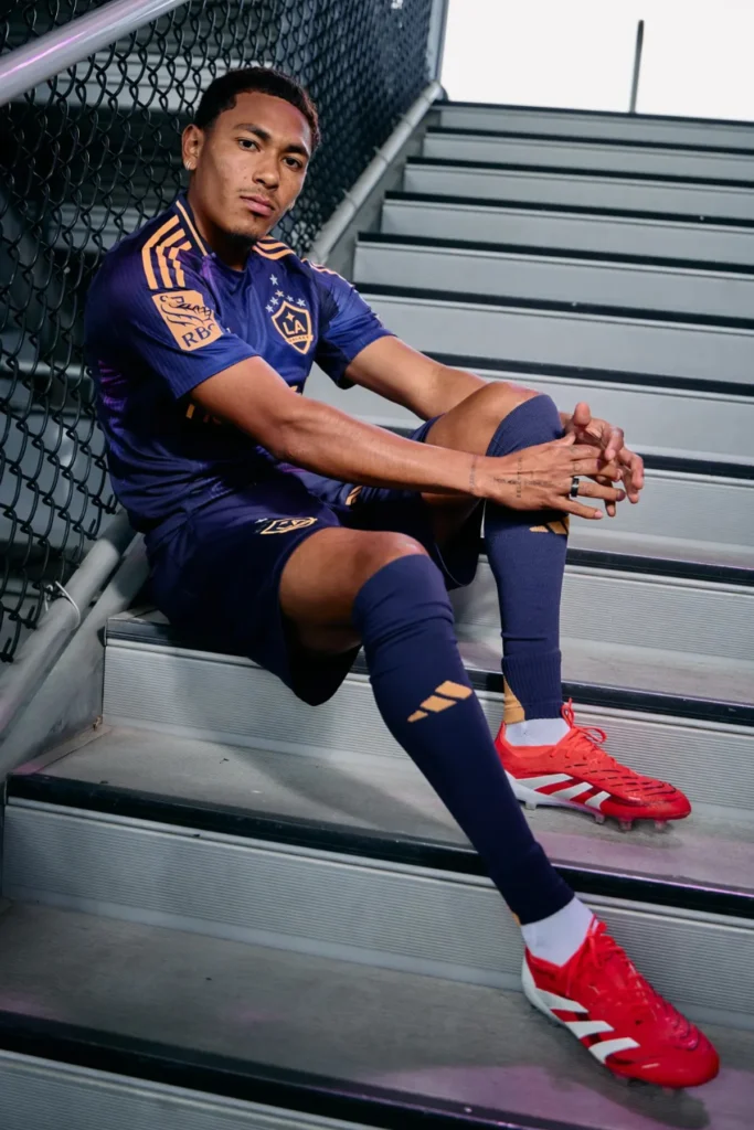 La camiseta visitante del LA Galaxy 2025-2026 captura el amanecer de Los Ángeles