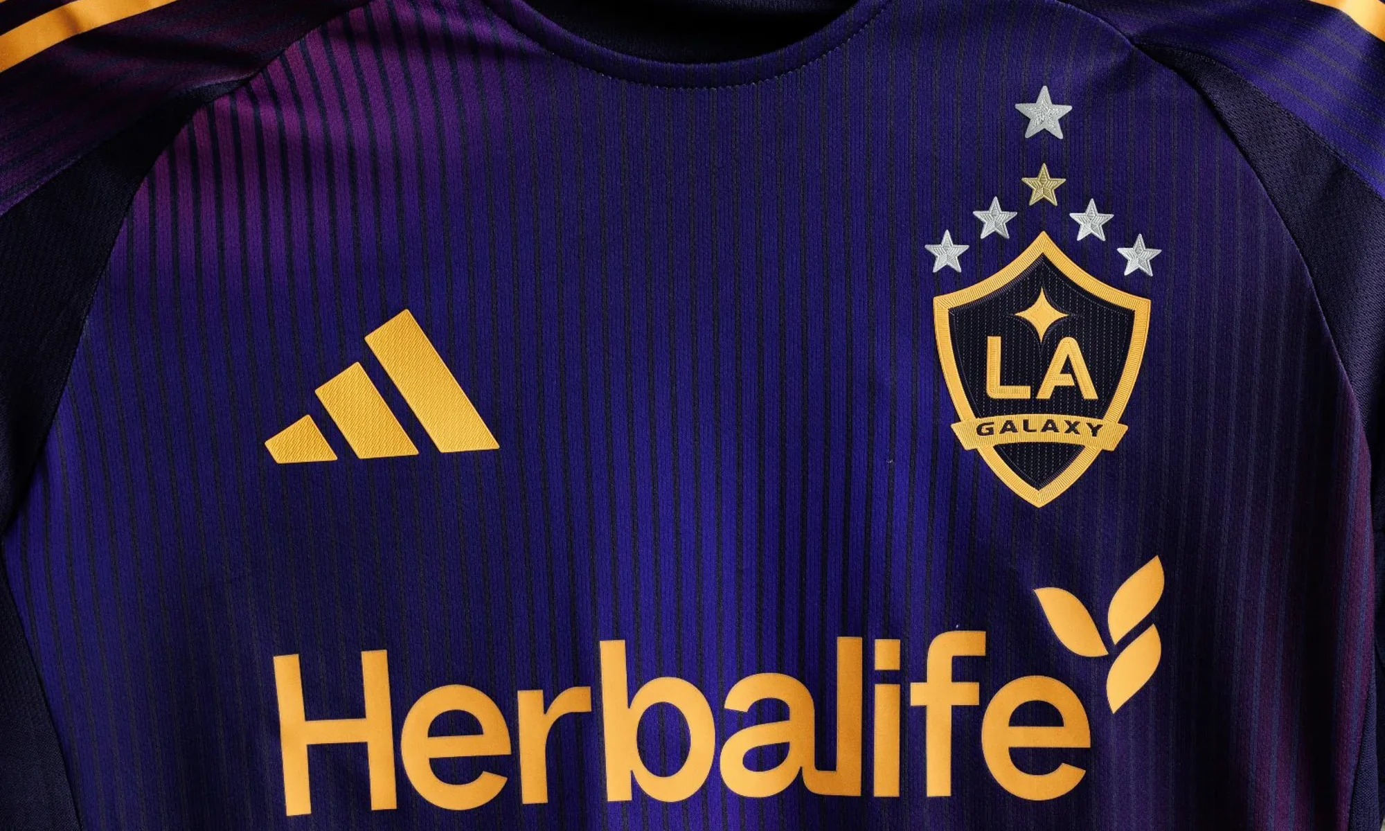La camiseta visitante del LA Galaxy 2025-2026 captura el amanecer de Los Ángeles