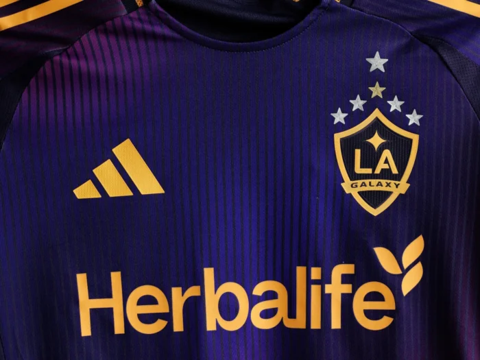 La camiseta visitante del LA Galaxy 2025-2026 captura el amanecer de Los Ángeles