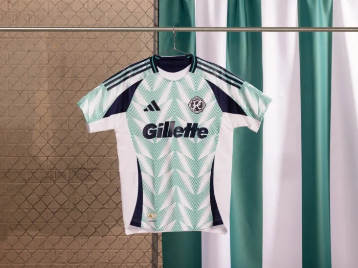 La camiseta visitante del New England Revolution 2025-2026 se inspira en la bandera regional