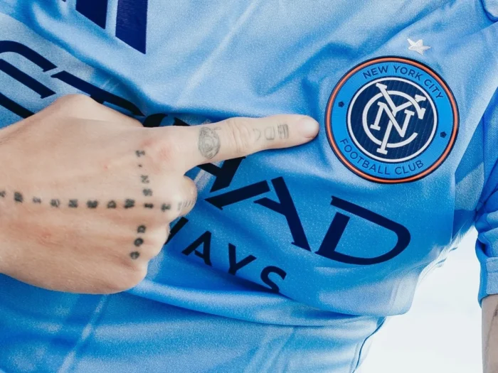 La camiseta local del New York City FC 2025-2026 celebra los diez años del club