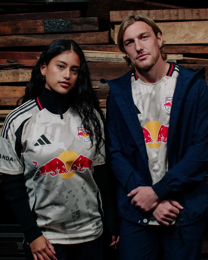 La camiseta visitante del New York Red Bulls 2025-2026 se inspira en las piedras de la ciudad