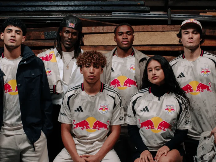 La camiseta visitante del New York Red Bulls 2025-2026 se inspira en las piedras de la ciudad