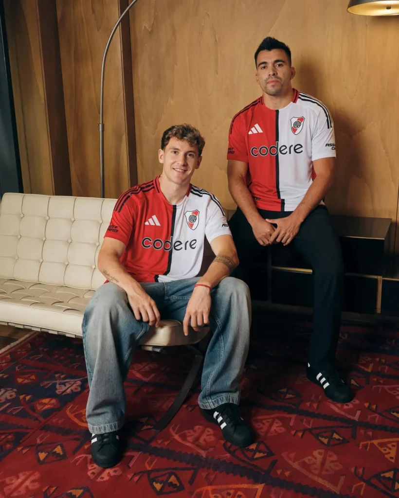 River Plate parte en dos su tercera camiseta 2025-2026
