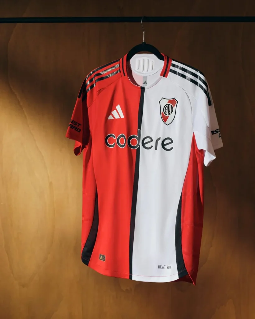 River Plate parte en dos su tercera camiseta 2025-2026
