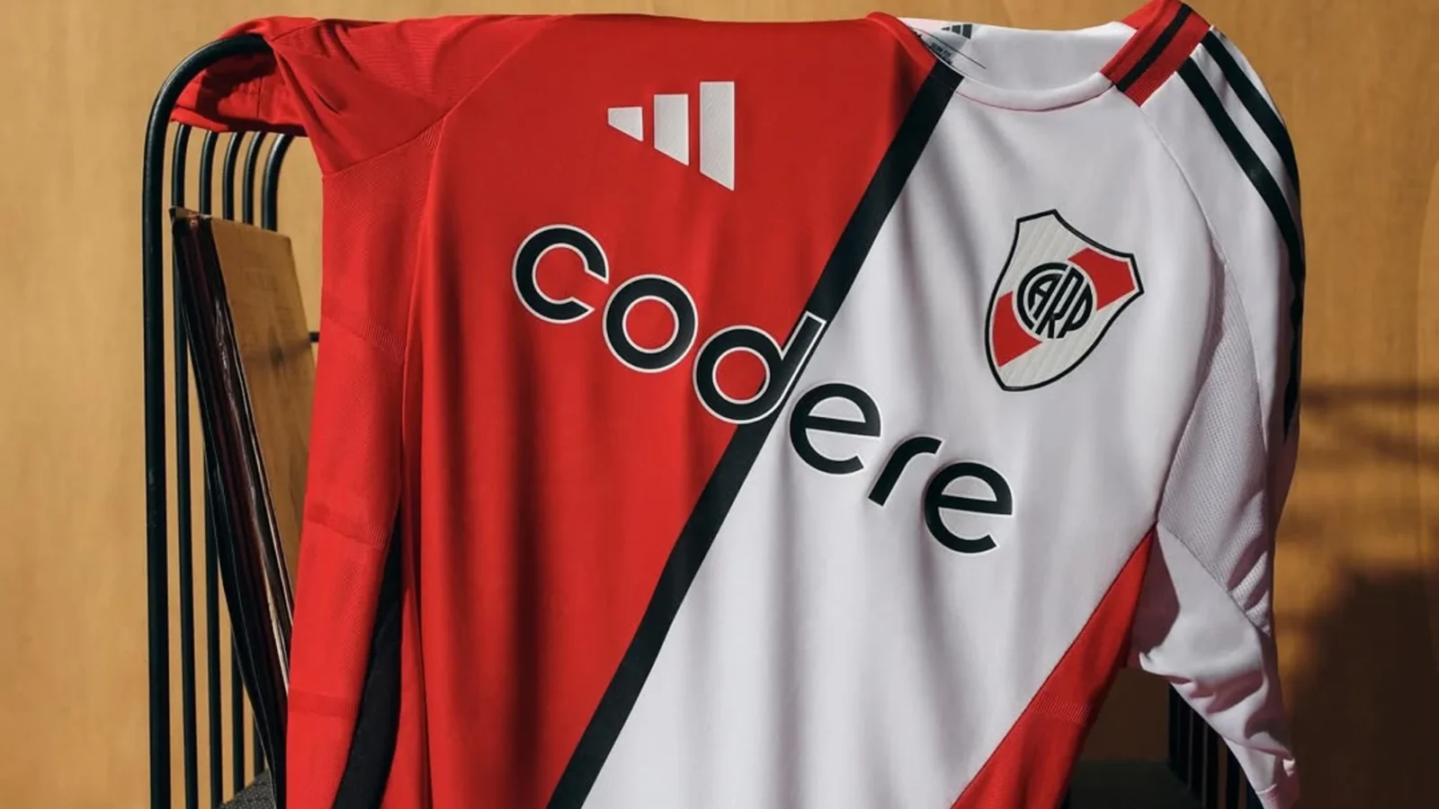 River Plate parte en dos su tercera camiseta 2025-2026