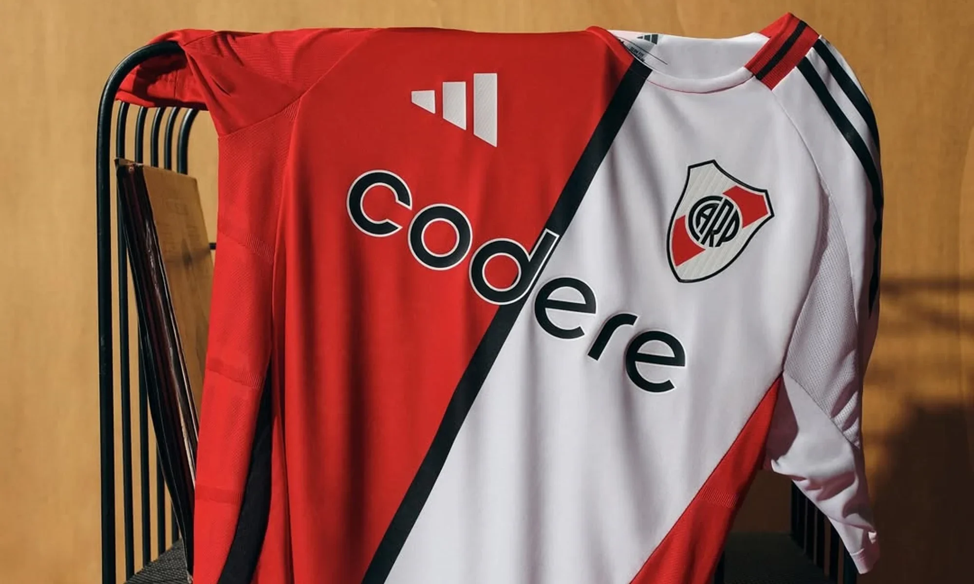 River Plate parte en dos su tercera camiseta 2025-2026