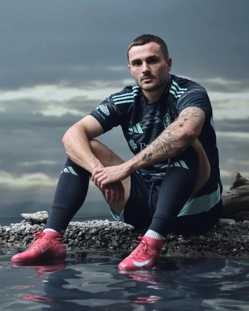 La camiseta visitante del Seattle Sounders 2025-2026 rinde homenaje al Salish Sea