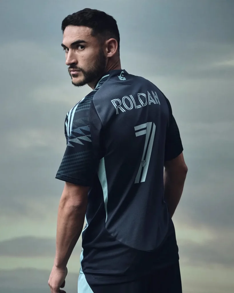 La camiseta visitante del Seattle Sounders 2025-2026 rinde homenaje al Salish Sea