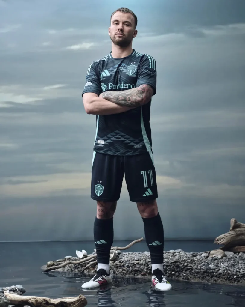 La camiseta visitante del Seattle Sounders 2025-2026 rinde homenaje al Salish Sea