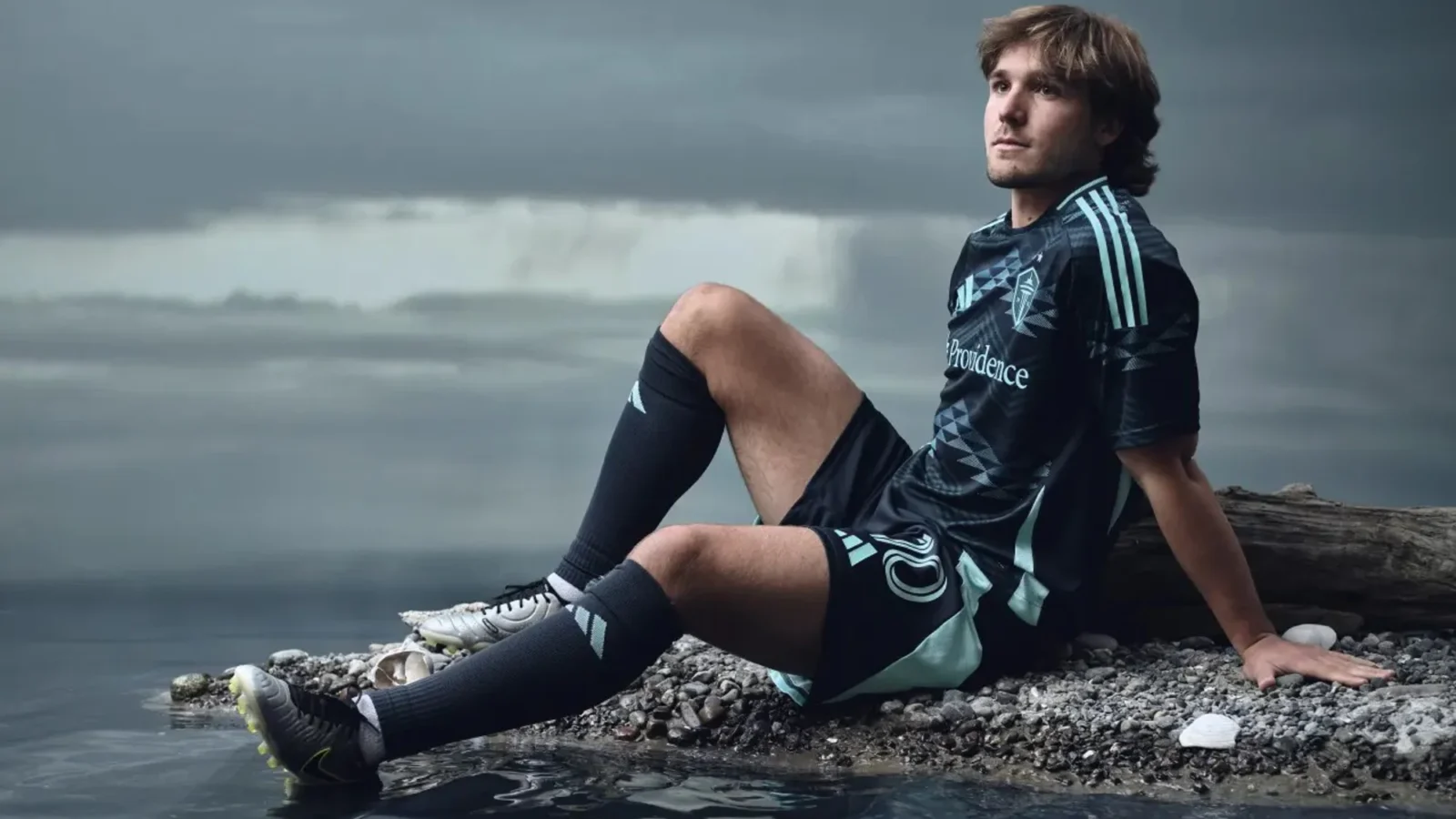 La camiseta visitante del Seattle Sounders 2025-2026 rinde homenaje al Salish Sea
