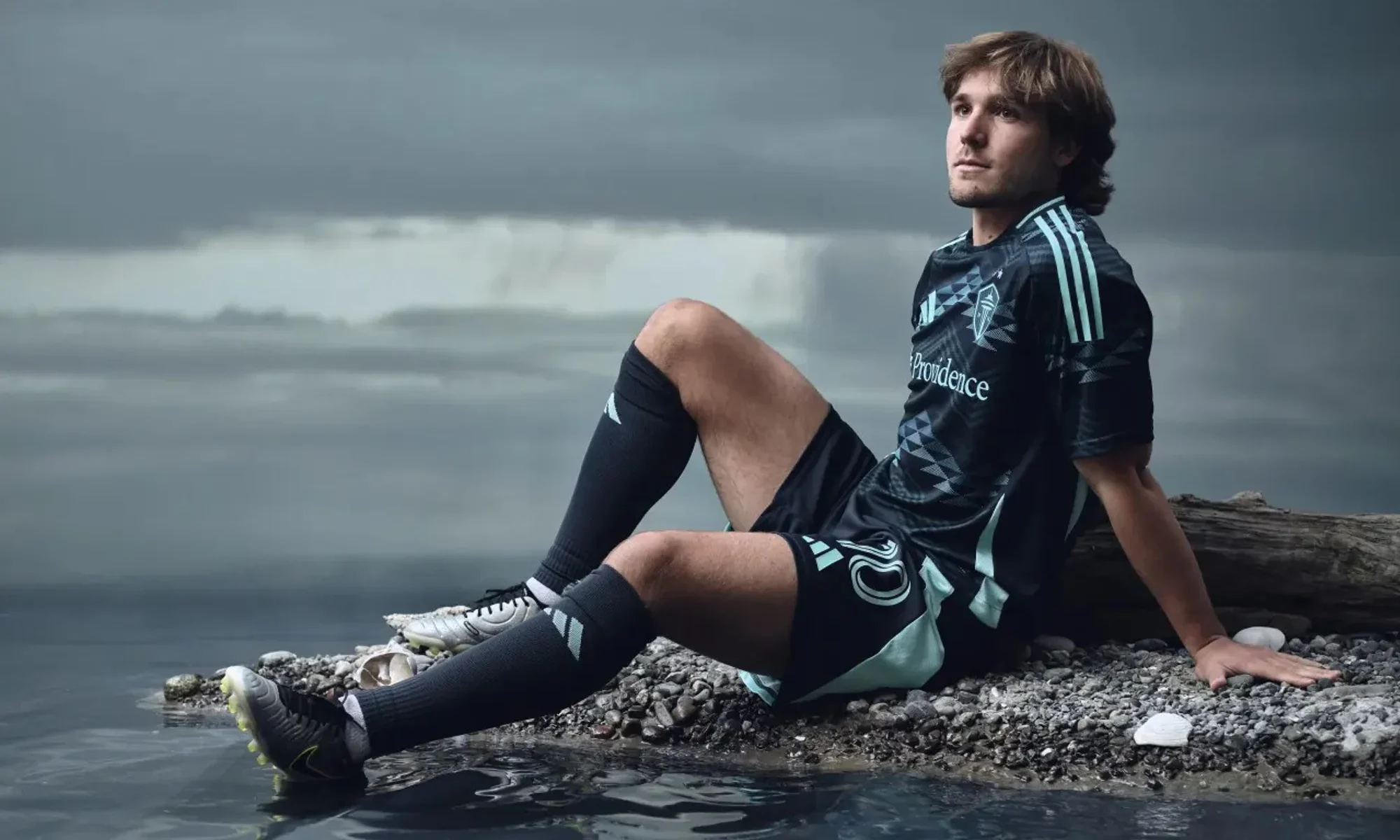 La camiseta visitante del Seattle Sounders 2025-2026 rinde homenaje al Salish Sea