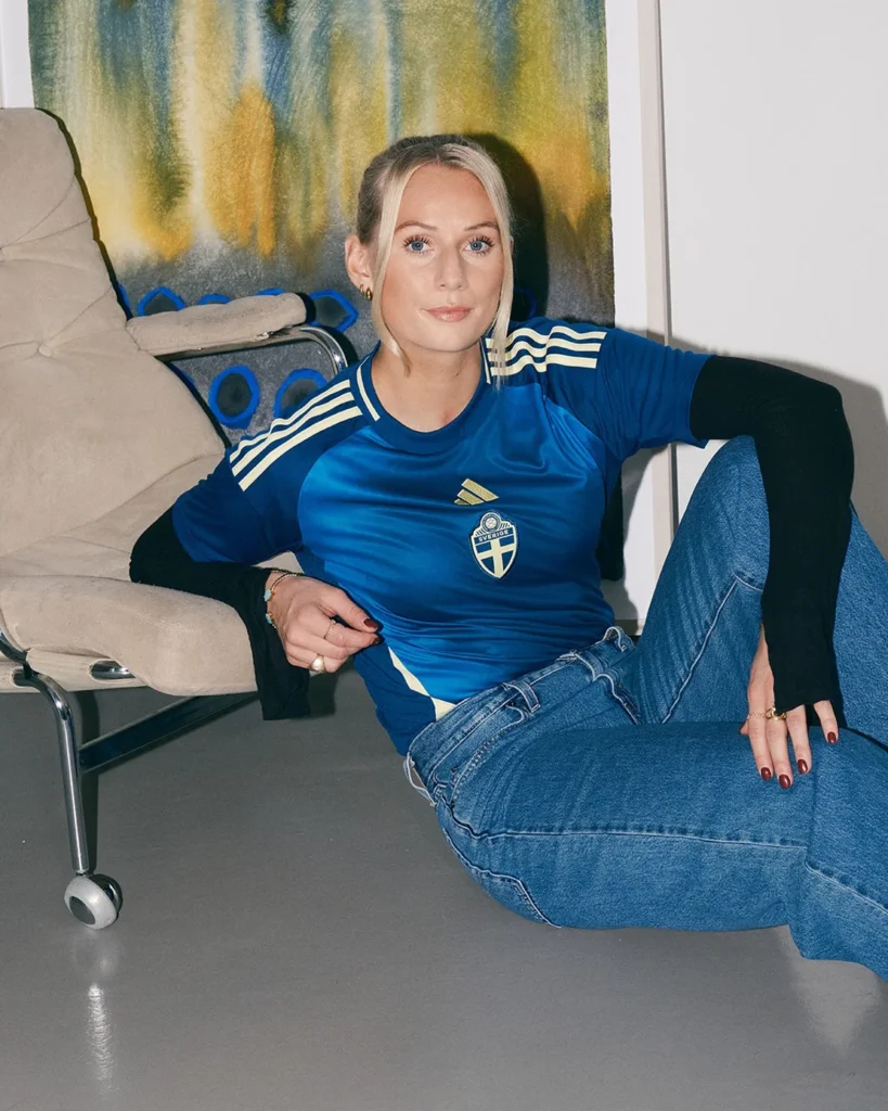 Camisetas de Suecia femenina para la Eurocopa 2025, inspiradas en el expresionismo
