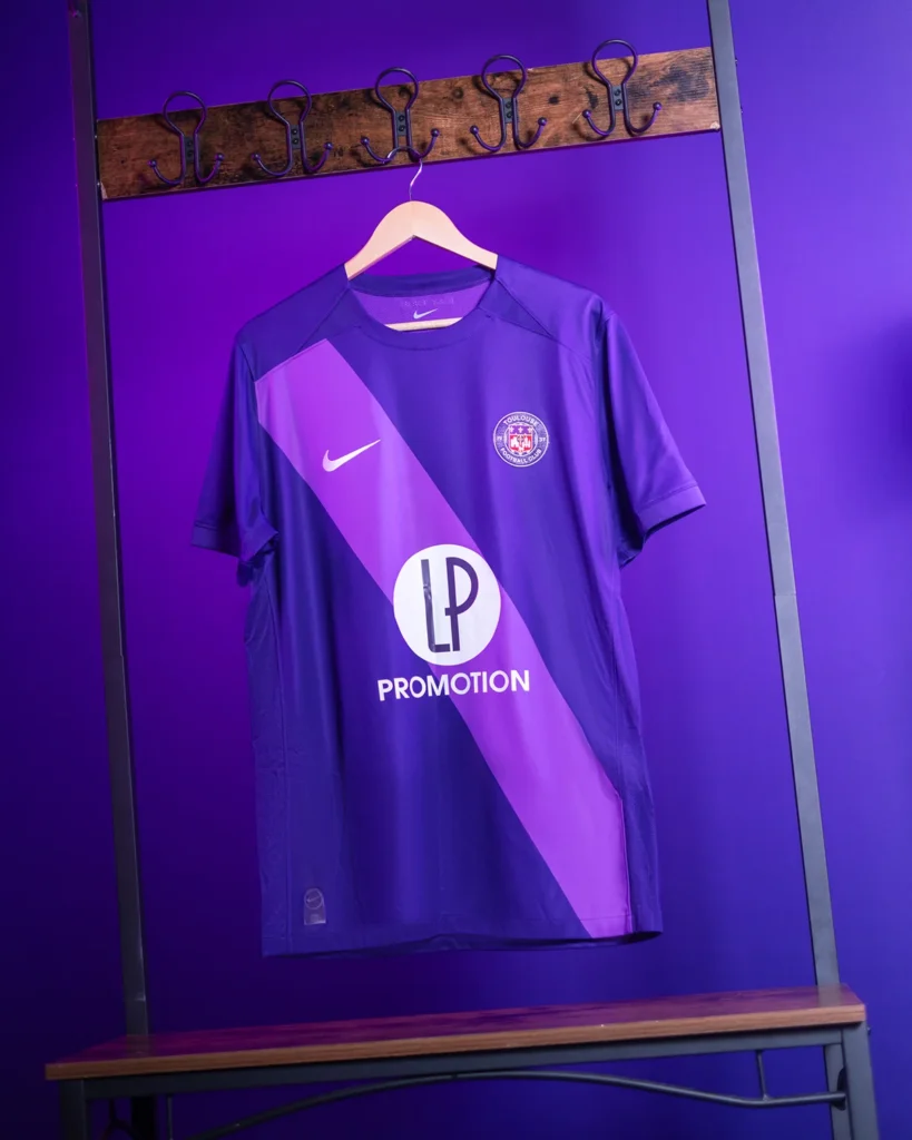 Toulouse FC 2024-2025: la tercera camiseta, con violetas, es la gran protagonista