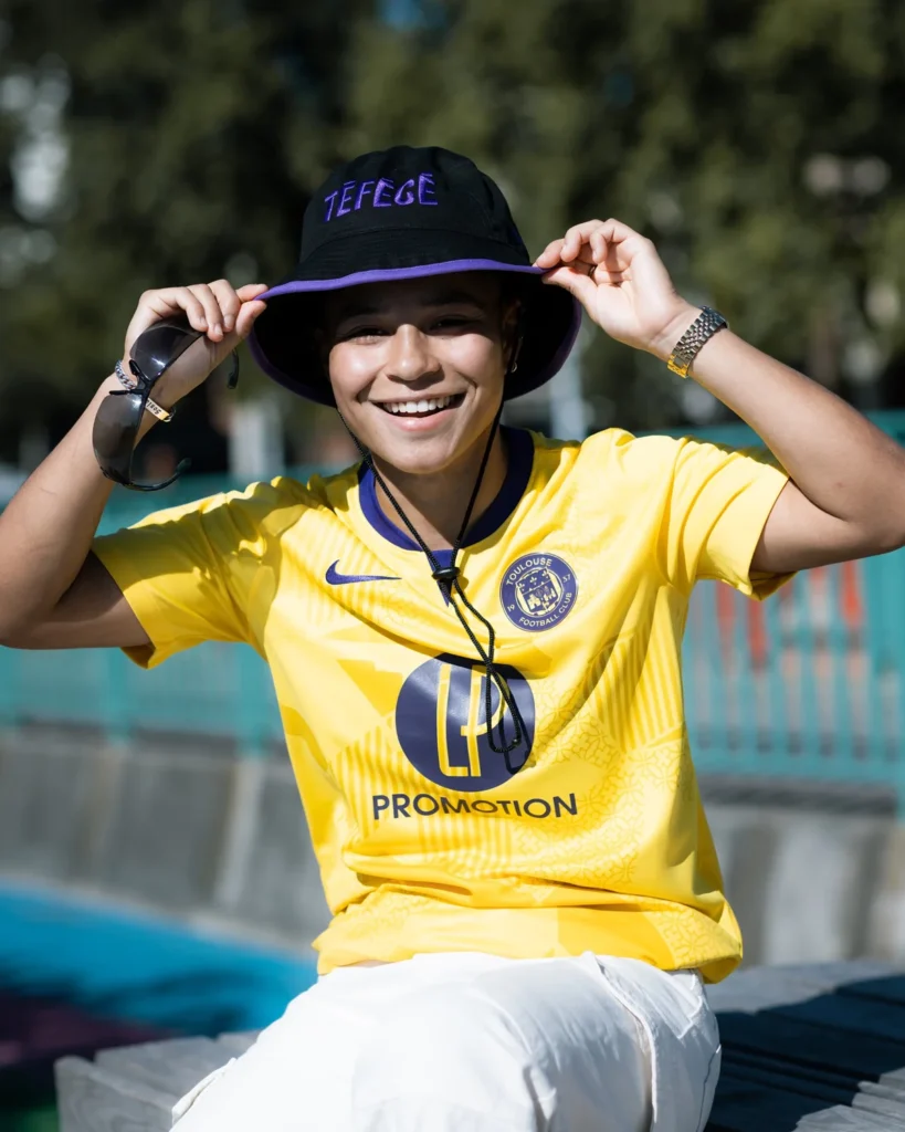 Toulouse FC 2024-2025: la tercera camiseta, con violetas, es la gran protagonista