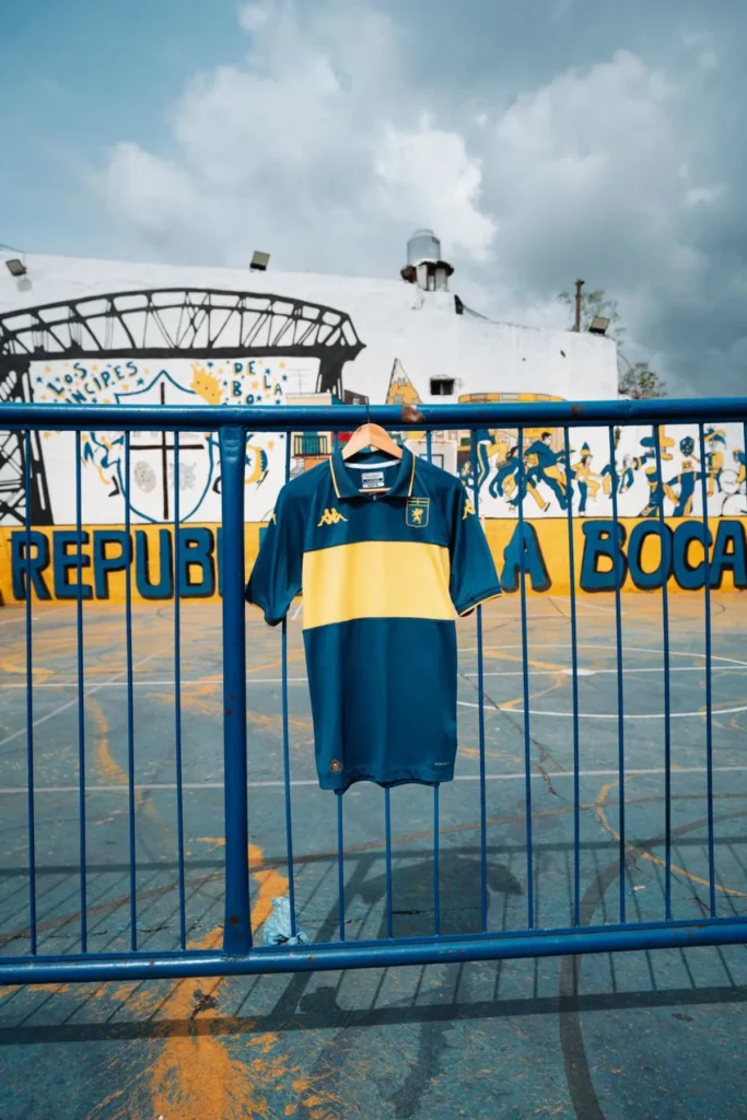 El Genoa estrena una cuarta camiseta inspirada en Boca Juniors por los 120 años del Xeneize
