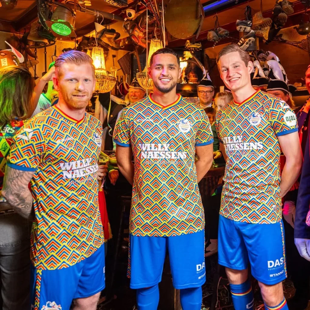 El RKC Waalwijk viste una camiseta de carnaval al estilo Schoenlapperslaand