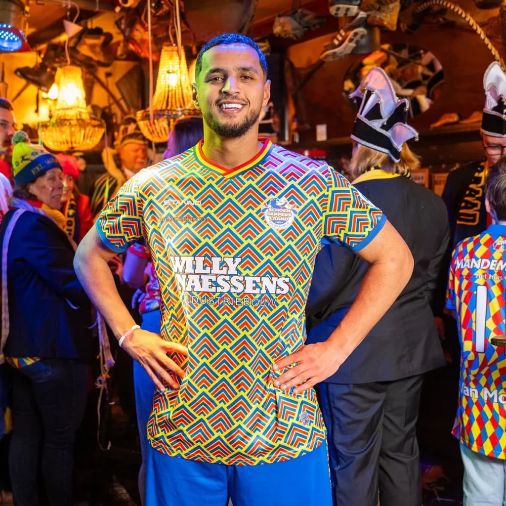 El RKC Waalwijk viste una camiseta de carnaval al estilo Schoenlapperslaand