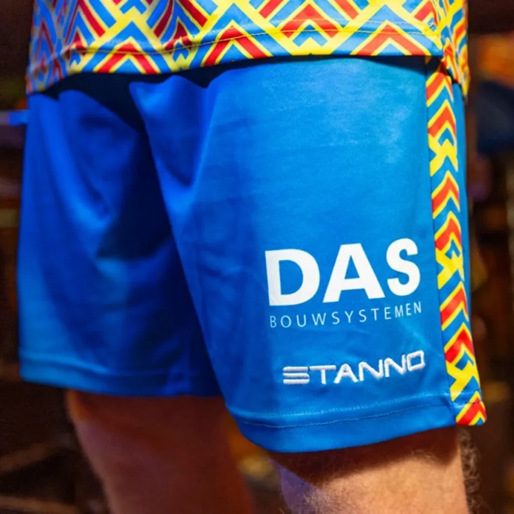 El RKC Waalwijk viste una camiseta de carnaval al estilo Schoenlapperslaand