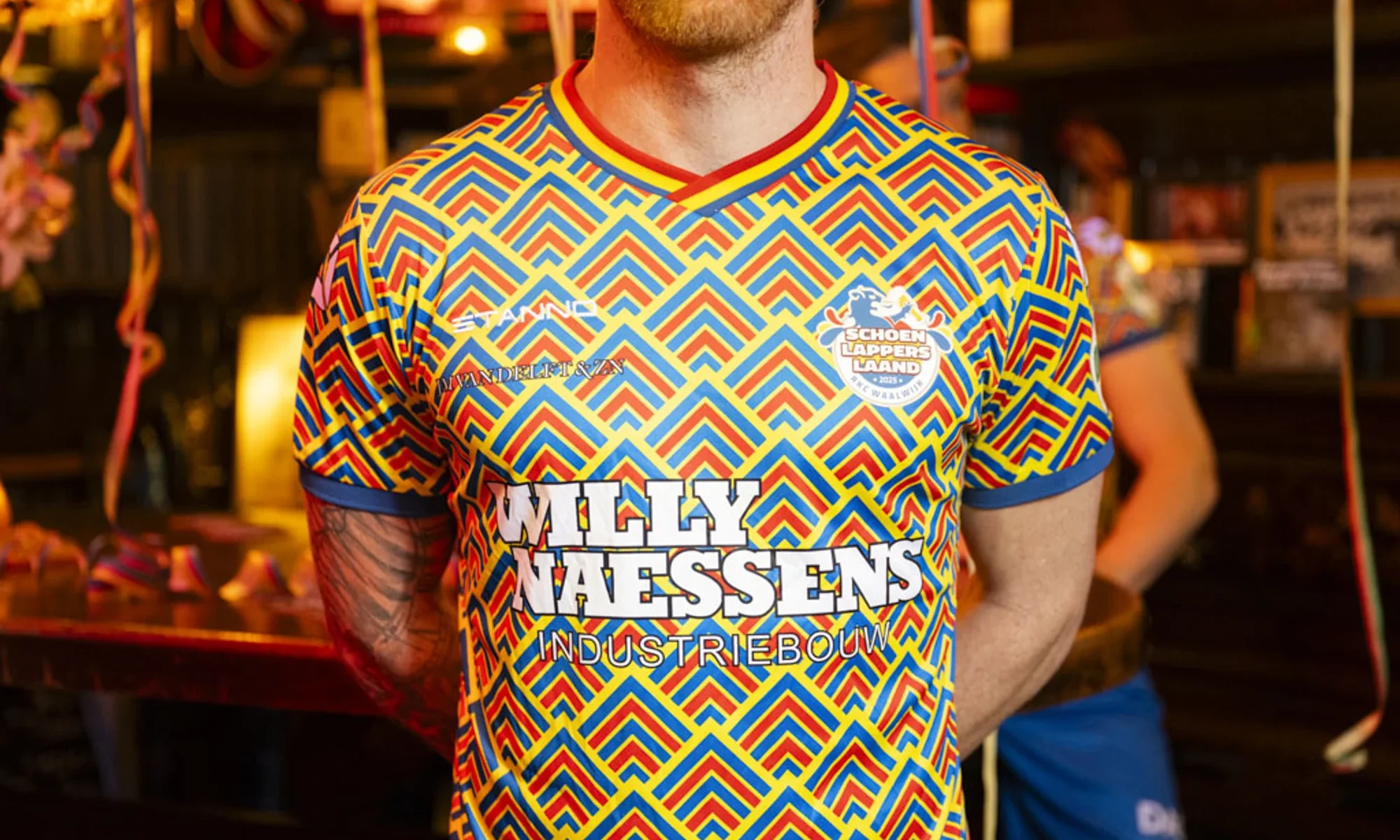 El RKC Waalwijk viste una camiseta de carnaval al estilo Schoenlapperslaand