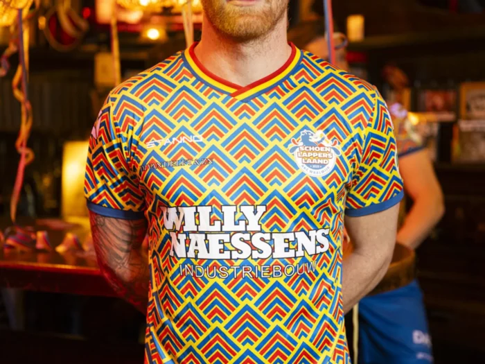 El RKC Waalwijk viste una camiseta de carnaval al estilo Schoenlapperslaand