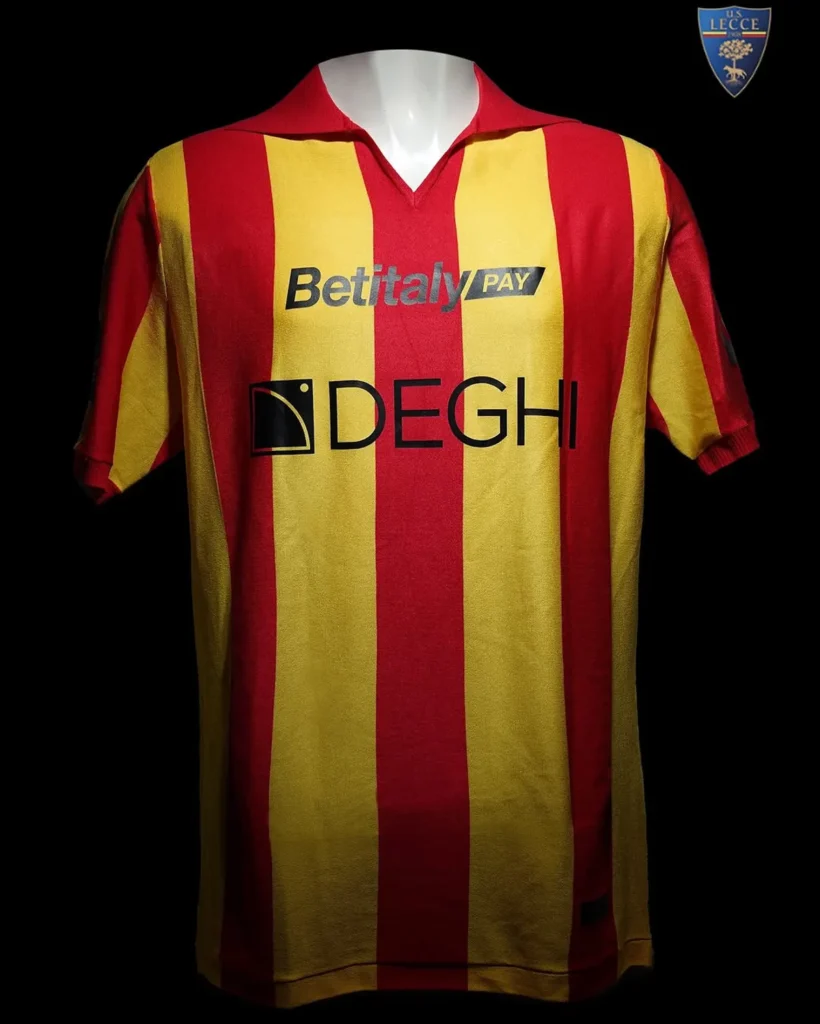 El US Lecce luce una camiseta especial por su 117 aniversario