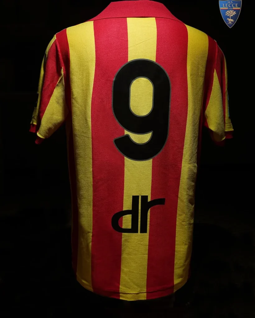 El US Lecce luce una camiseta especial por su 117 aniversario