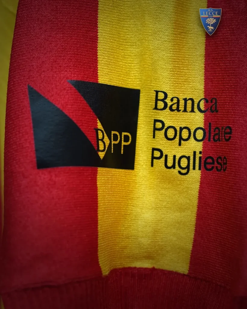El US Lecce luce una camiseta especial por su 117 aniversario